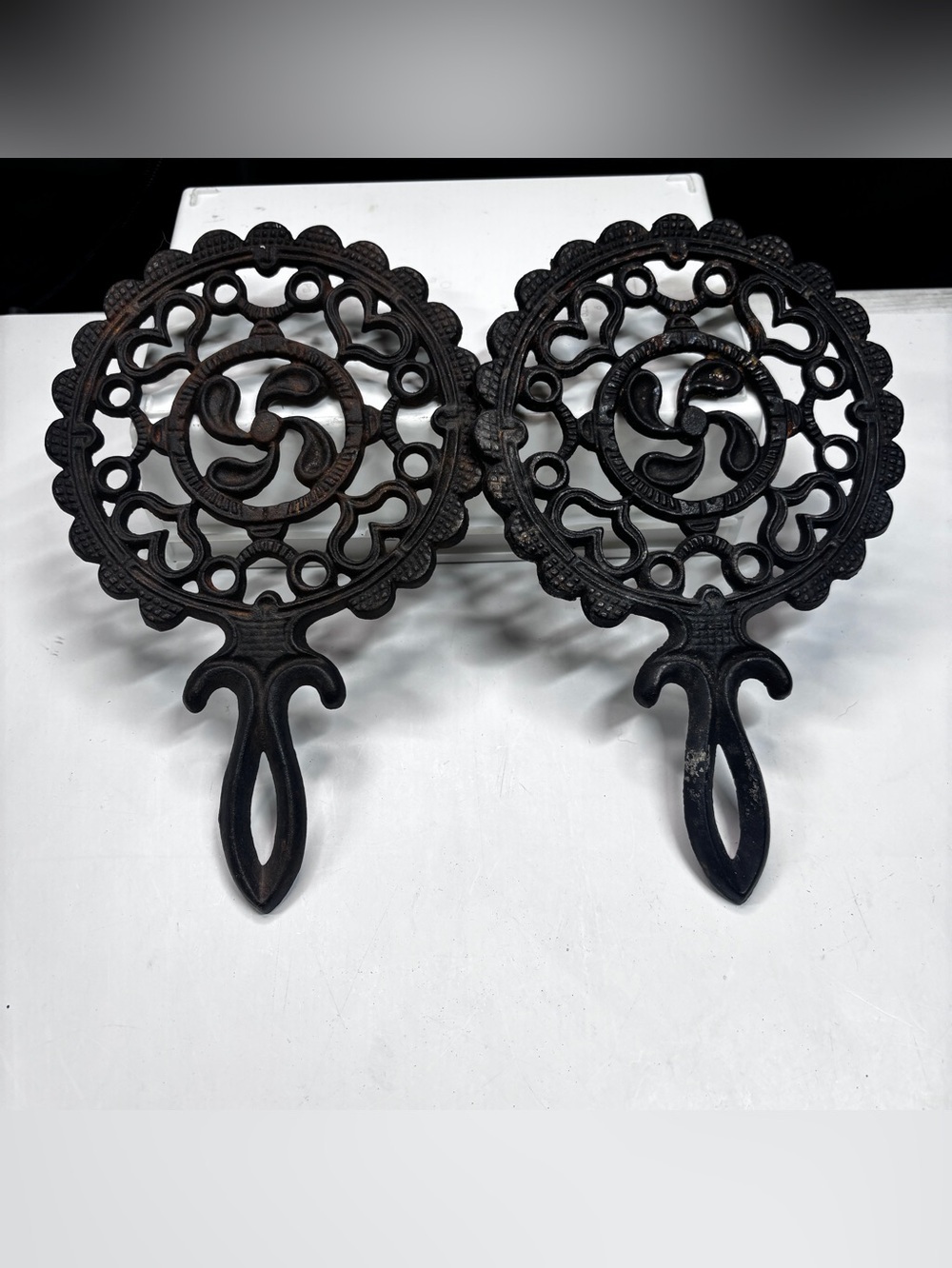 WILTON Vtg Cast Iron Trivet Tulip Propeller Heart 9X6 Country Cottage 60s 70s
